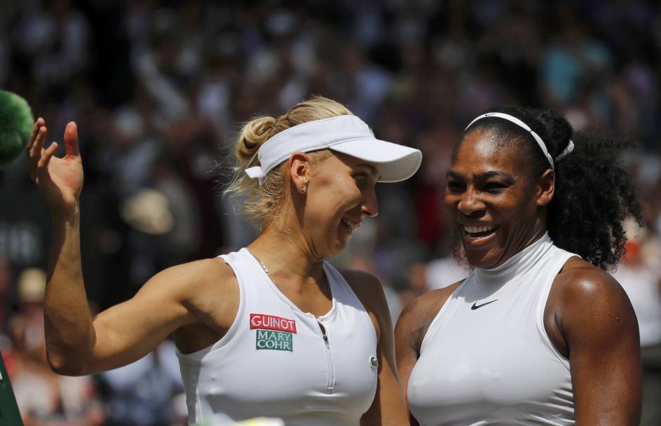 Serena Williams con la sconfitta Elena Vesnina (Reuters)